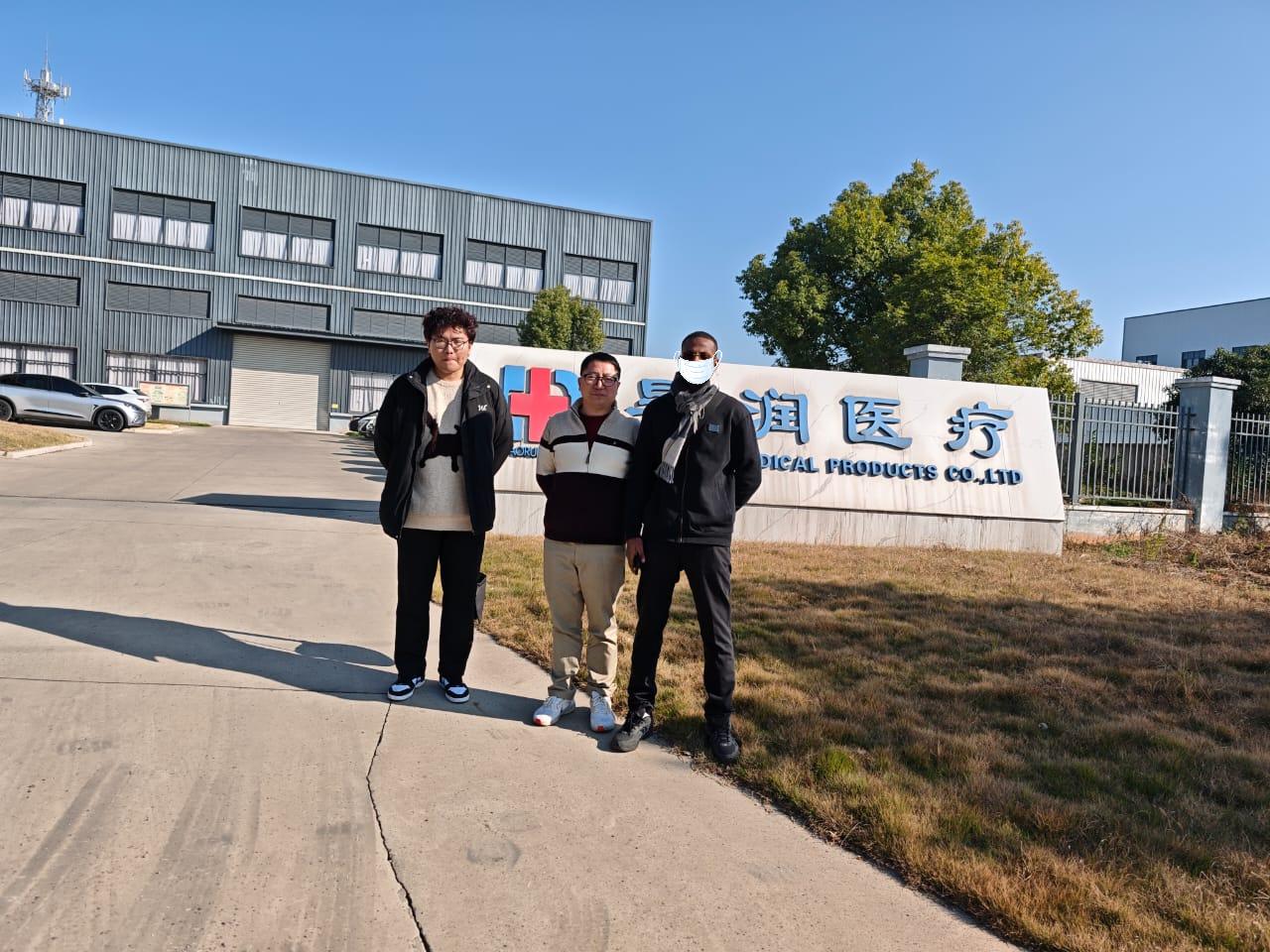 Ein Kunde aus Afrika besucht unsere Fabrik am 15. Dezember 2025: Förderung des Potenzials einer intensiven Zusammenarbeit