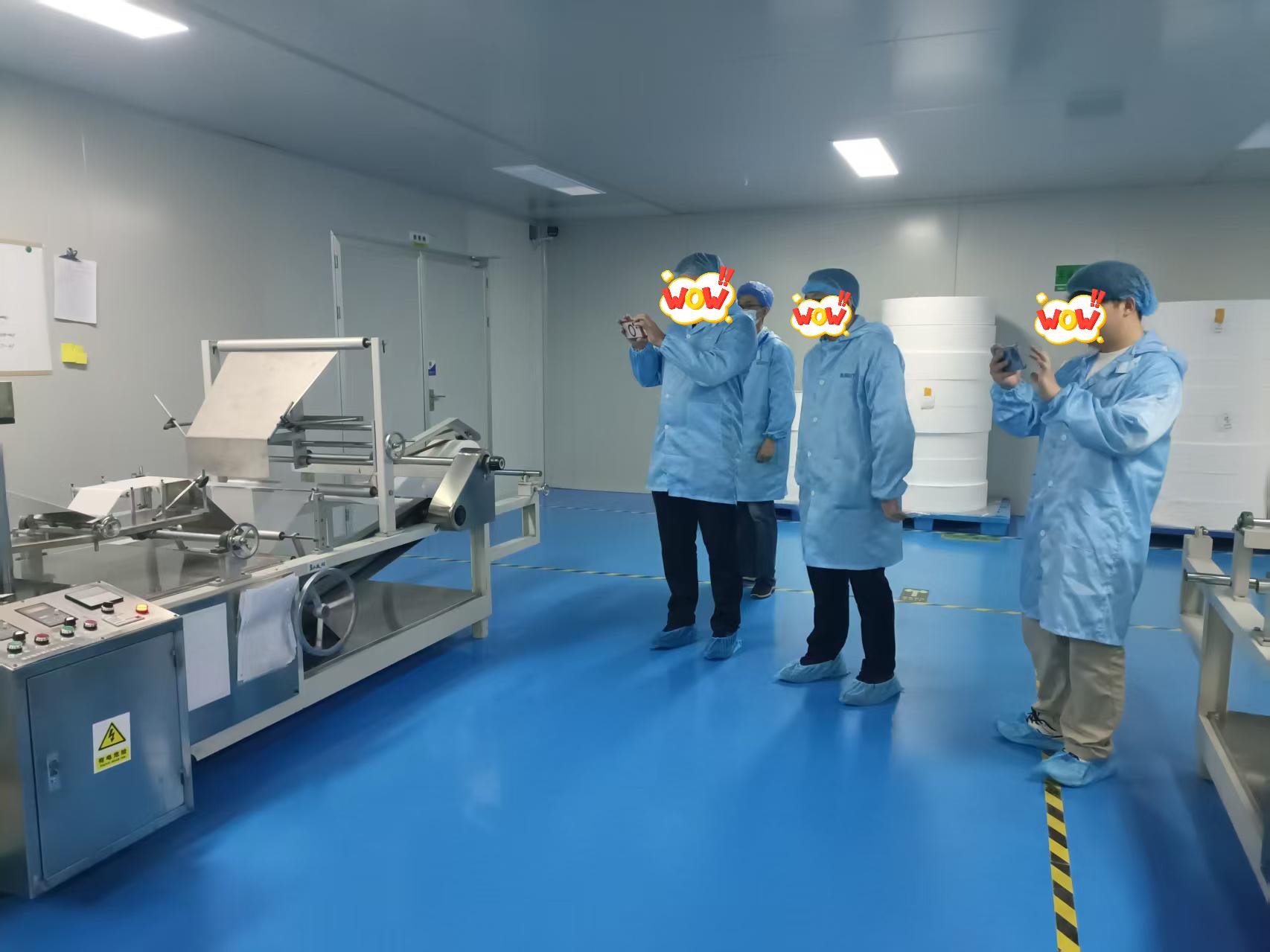 Der Einkaufsleiter des europäischen Vertriebshändlers für Großtiergesundheitsprodukte besucht unser Unternehmen zur Inspektion und Verhandlung